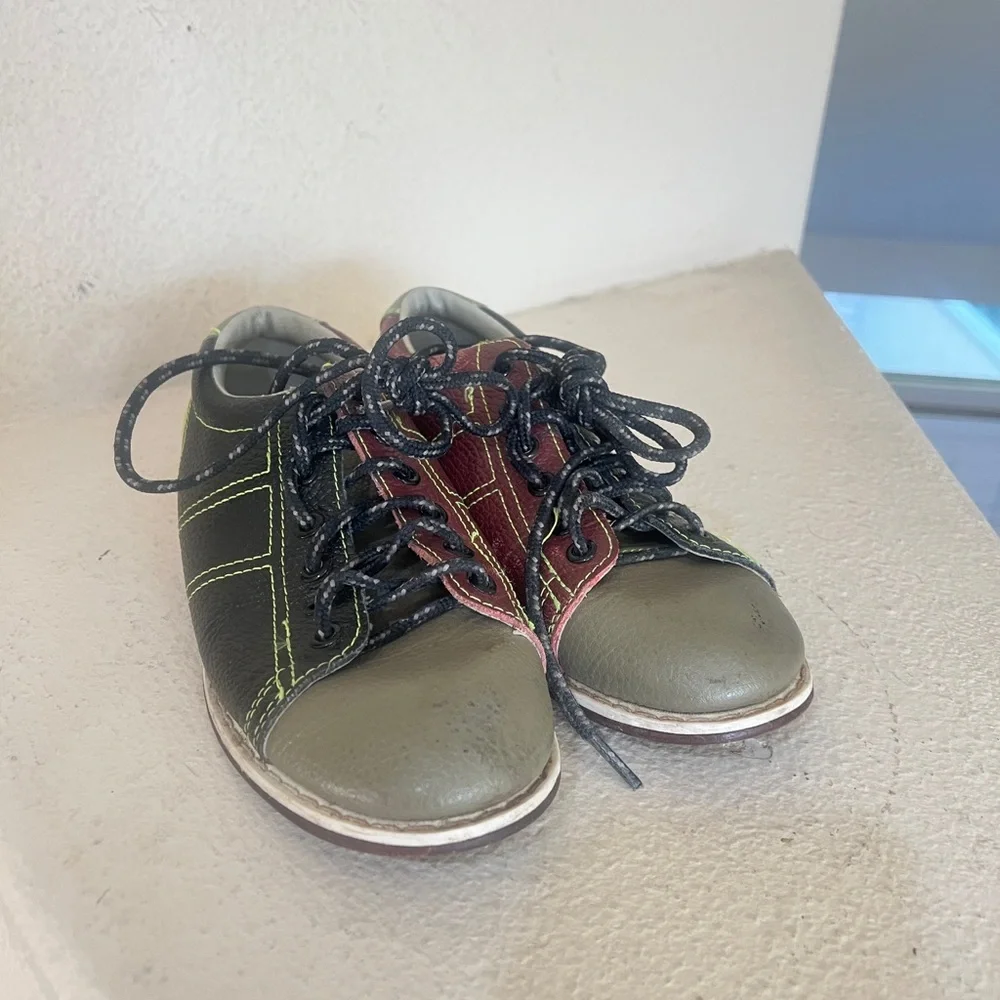 LINDS CRS Bowling Shoes,  Lace Up Red & Black Leather Unisex Size 8 / 39.5